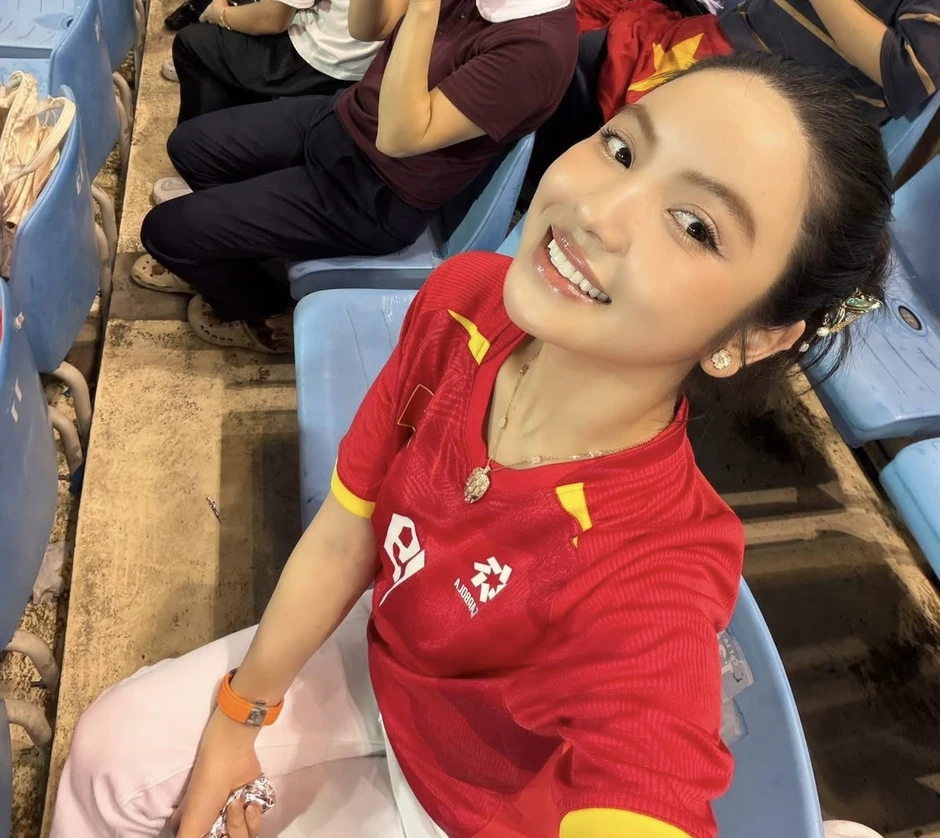 Loạt ảnh Chu Thanh Huyền - vợ Quang Hải trên sân Mỹ Đình lọt ống kính truyền thông còn xinh hơn ảnh tự đăng