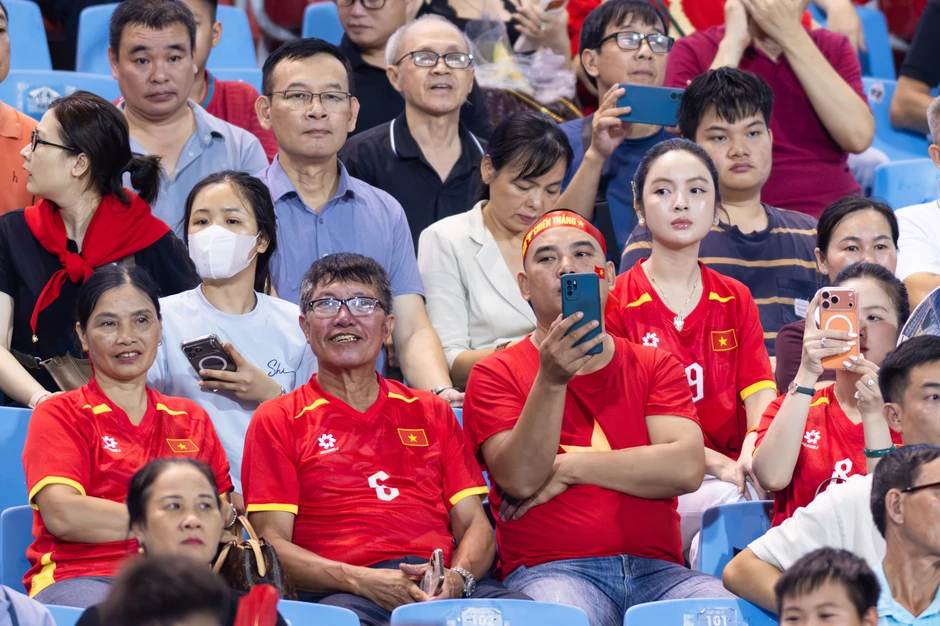 Loạt ảnh Chu Thanh Huyền - vợ Quang Hải trên sân Mỹ Đình lọt ống kính truyền thông còn xinh hơn ảnh tự đăng