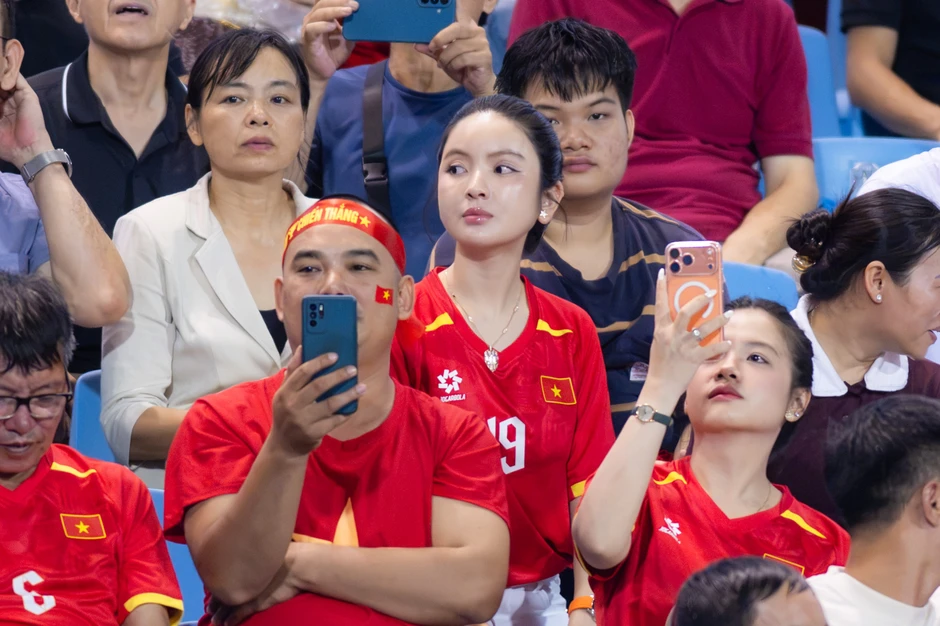 Loạt ảnh Chu Thanh Huyền - vợ Quang Hải trên sân Mỹ Đình lọt ống kính truyền thông còn xinh hơn ảnh tự đăng