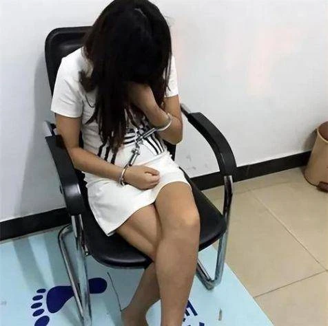 Người đàn ông cải trang thành "gái bán hoa" với 500k/lượt, chuẩn bị đón vị khách thứ 4 thì bị bắt Người đàn ông cải trang thành "gái bán hoa" với 500k/lượt, chuẩn bị đón vị khách thứ 4 thì bị bắt