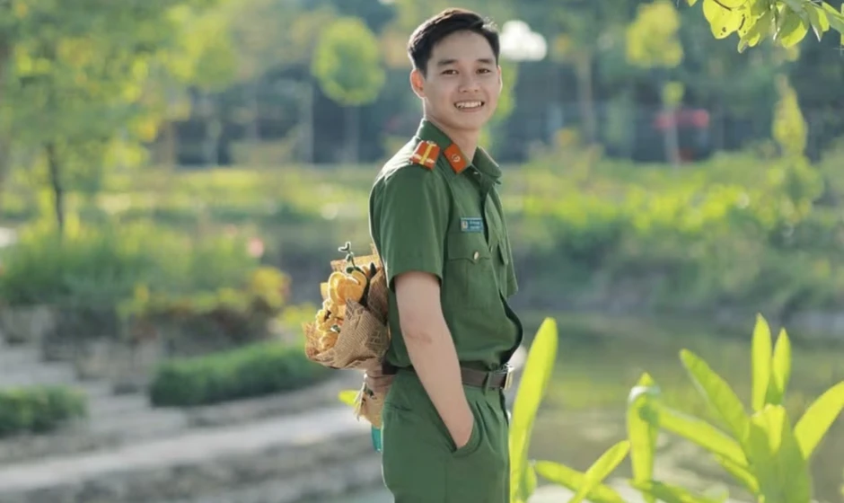 Trung úy Công an dạy văn khiến hơn 250.000 người theo dõi: Khi sức ảnh hưởng lan tỏa tri thức Trung úy Công an dạy văn khiến hơn 250.000 người theo dõi: Khi sức ảnh hưởng lan tỏa tri thức