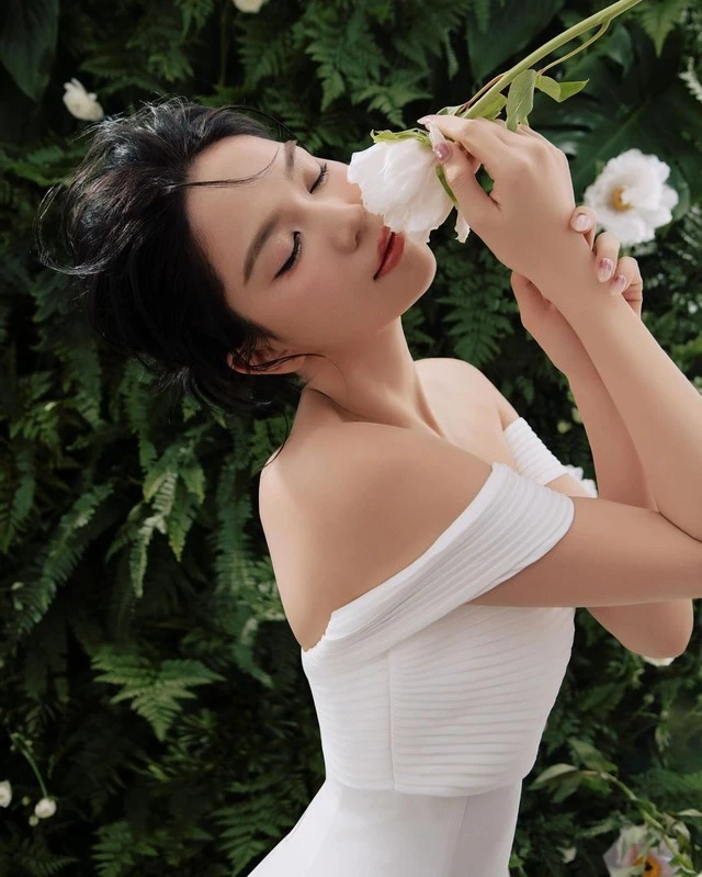 "Nữ hoàng nội y" Ngọc Trinh tung bộ ảnh khoe trọn đường cong