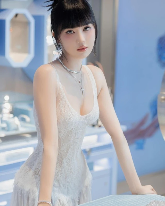 "Nữ hoàng nội y" Ngọc Trinh tung bộ ảnh khoe trọn đường cong