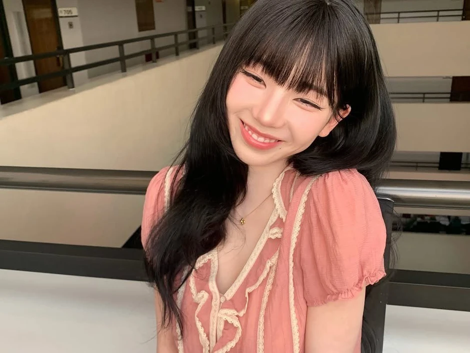 "Nữ thần AI" tung loạt ảnh đời thường đẹp như phim điện ảnh: Mặt mộc đúng chuẩn tình đầu quốc dân