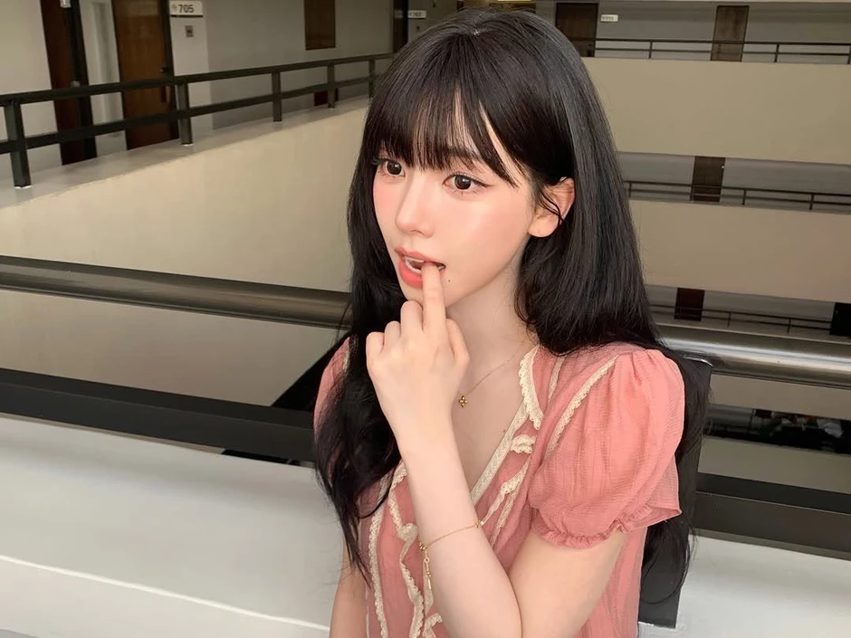 "Nữ thần AI" tung loạt ảnh đời thường đẹp như phim điện ảnh: Mặt mộc đúng chuẩn tình đầu quốc dân