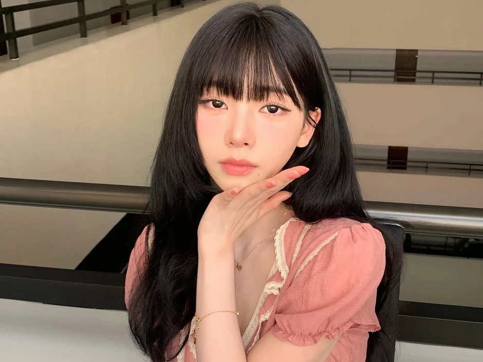 "Nữ thần AI" tung loạt ảnh đời thường đẹp như phim điện ảnh: Mặt mộc đúng chuẩn tình đầu quốc dân