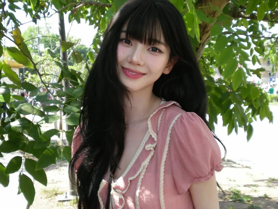 "Nữ thần AI" tung loạt ảnh đời thường đẹp như phim điện ảnh: Mặt mộc đúng chuẩn tình đầu quốc dân