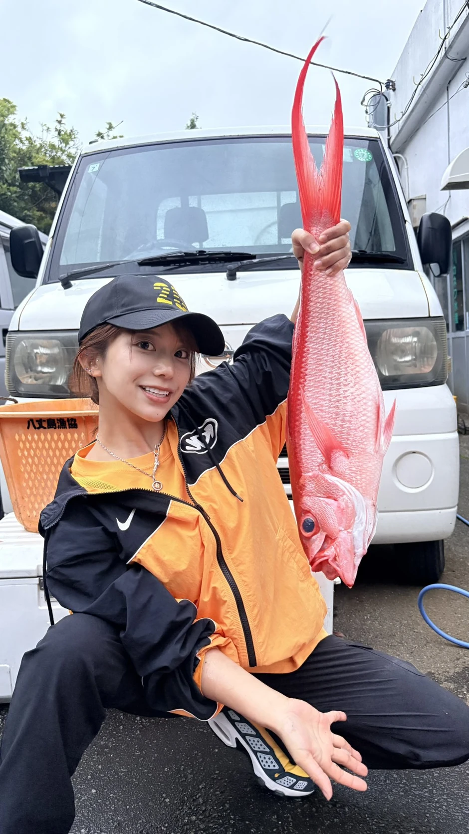 "Thiên thần nụ cười" Niko Kawagoe gây sốt: Một mình đi biển câu 34 con cá về nấu cho fan ăn