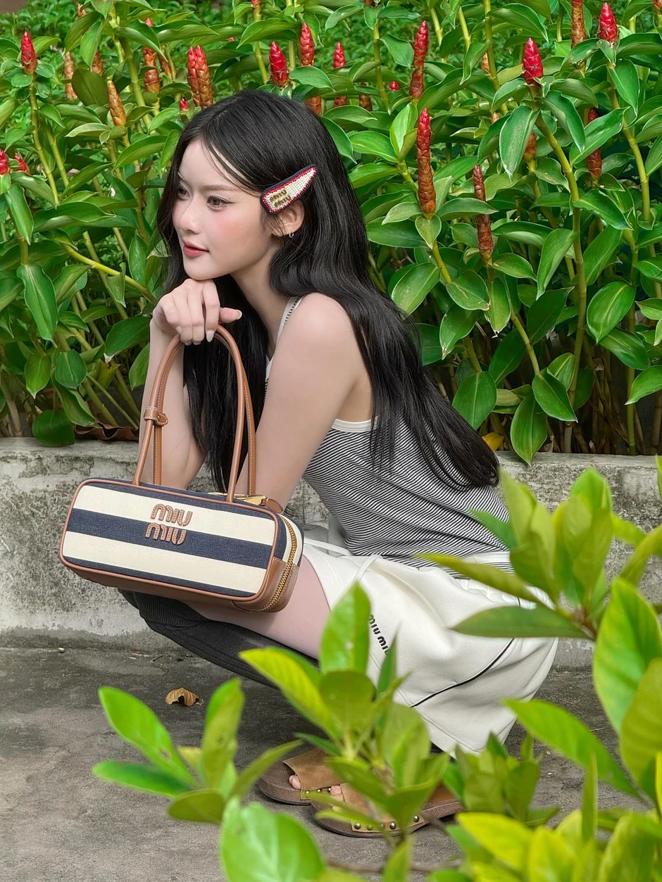1 cái hất tóc cả triệu lượt mê, netizen tấm tắc: Gái xinh này "đến gió cũng phải ưu ái"