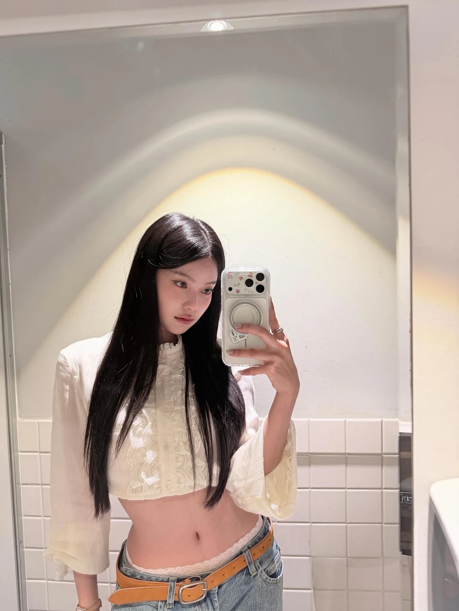 1 cái hất tóc cả triệu lượt mê, netizen tấm tắc: Gái xinh này "đến gió cũng phải ưu ái"