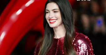 Anne Hathaway đang mặc cái gì vậy?
