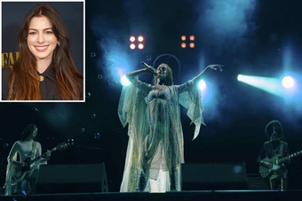 Anne Hathaway Suýt Bỏ Vai Trong Mother Mary Sau Khi Xem Cảnh Hát Nhảy Của Chính Mình