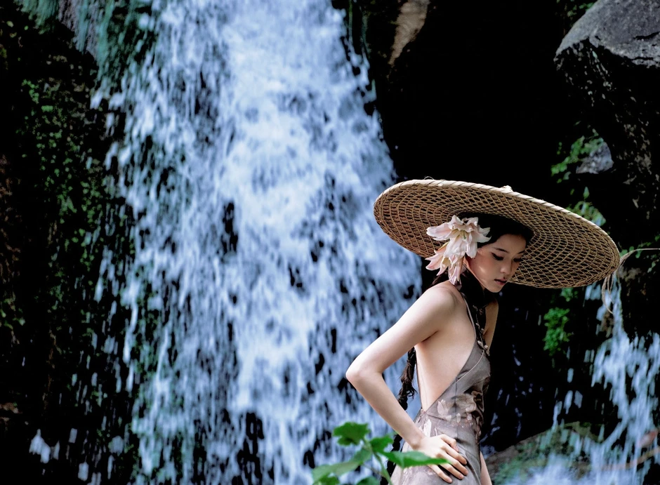Âu Dương Na Na đẹp như tranh thủy mặc