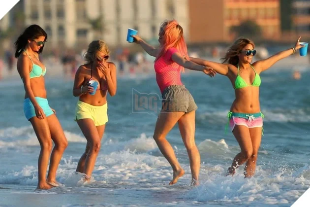 Bella Thorne Sẽ Viết Kịch Bản Và Đạo Diễn Spring Breakers 2