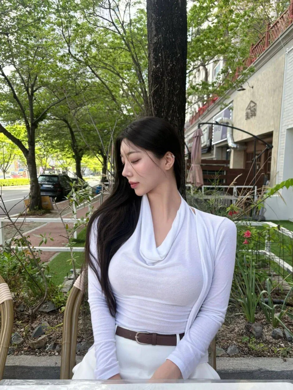 Biểu tượng "mình hạc xương mai" bị lung lay bởi hot girl sở hữu dáng quả lê tuyệt mỹ đến từ Hàn Quốc