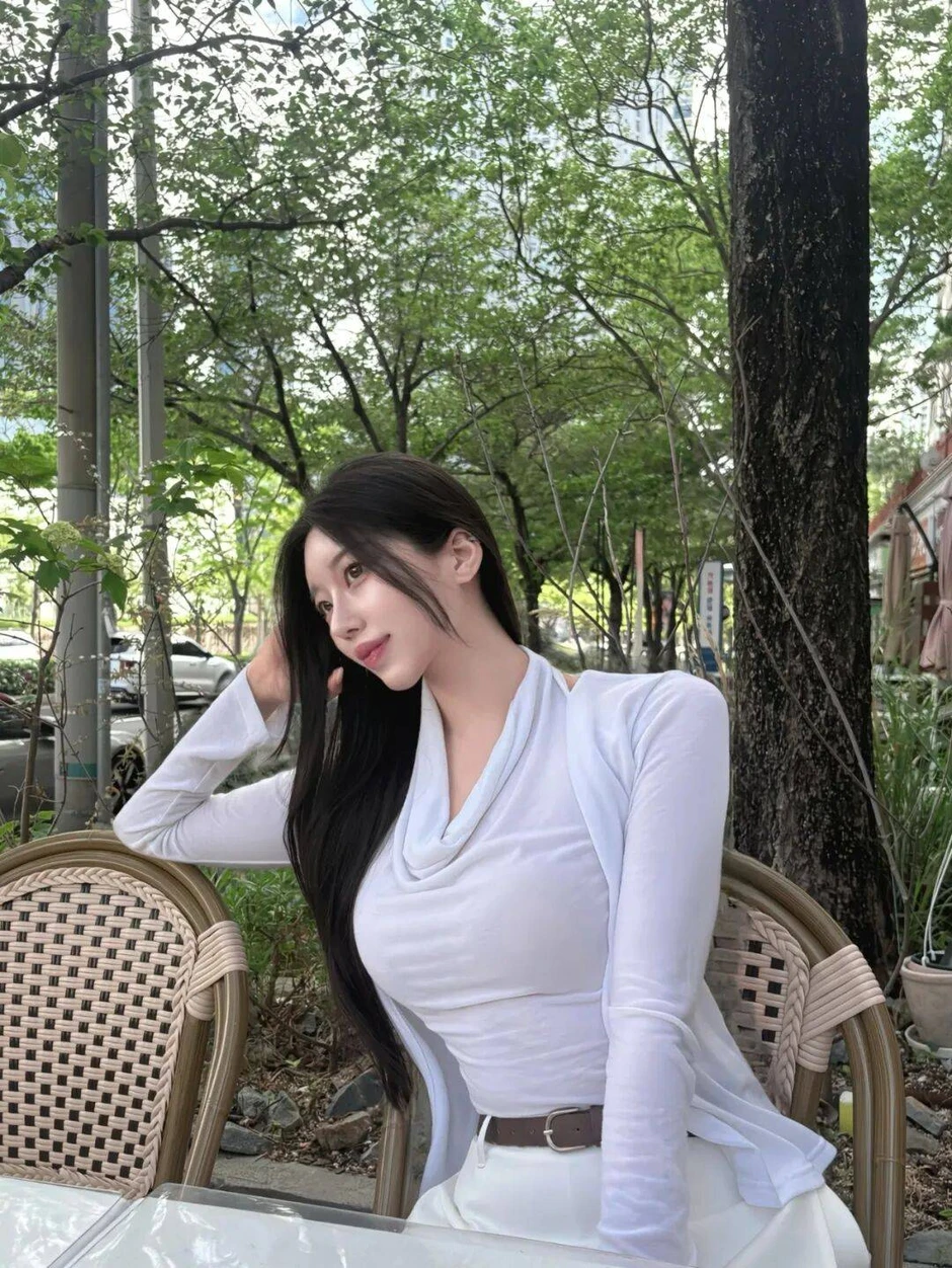 Biểu tượng "mình hạc xương mai" bị lung lay bởi hot girl sở hữu dáng quả lê tuyệt mỹ đến từ Hàn Quốc