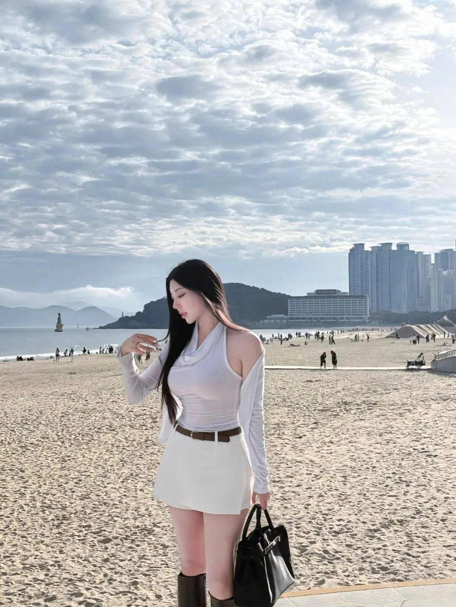 Biểu tượng "mình hạc xương mai" bị lung lay bởi hot girl sở hữu dáng quả lê tuyệt mỹ đến từ Hàn Quốc