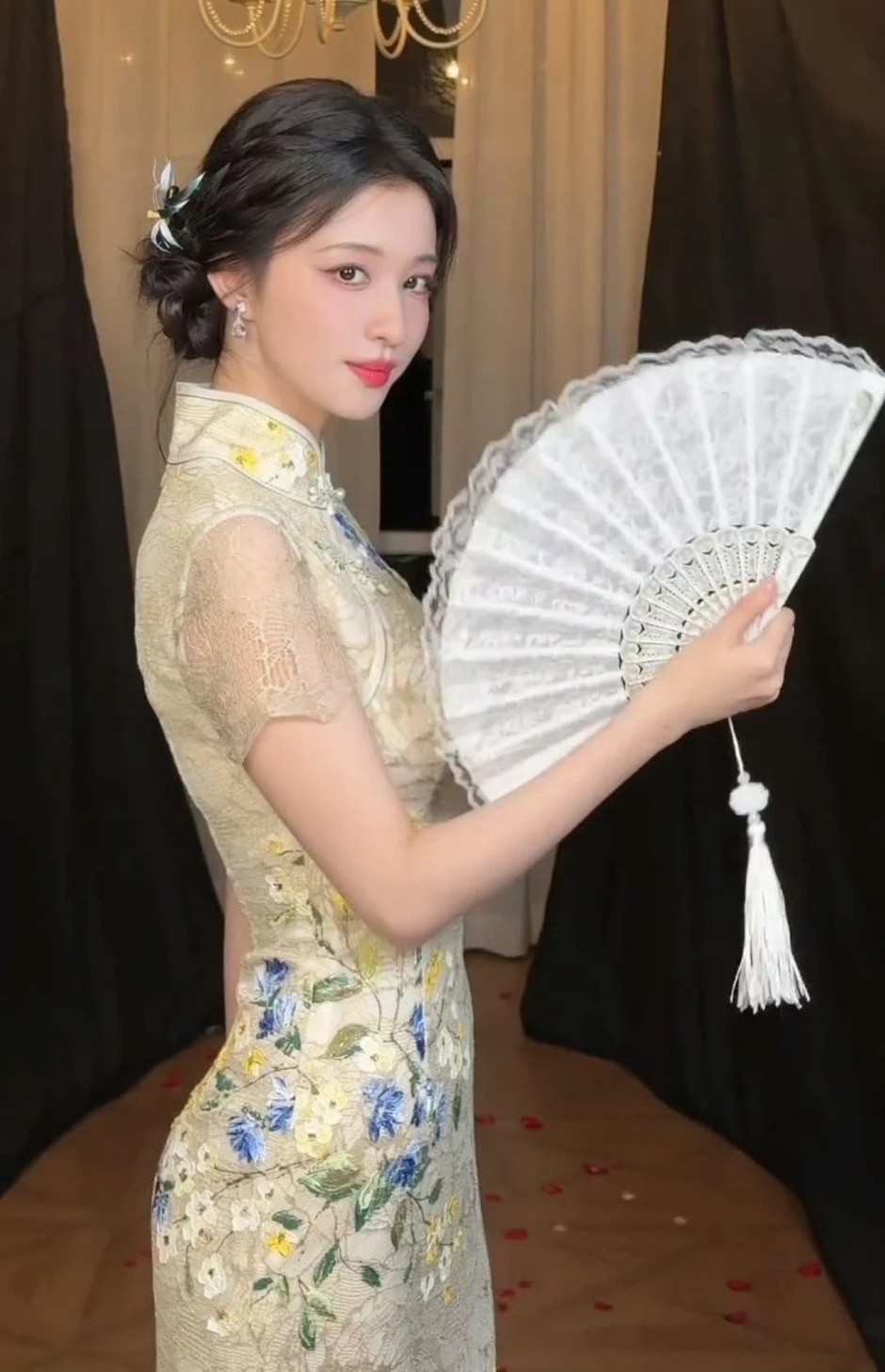 Bộ đồ bơi mỏng tang, o ép khiến Vương Sở Nhiên bị dòm ngó trên sóng truyền hình