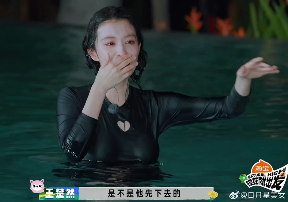 Bộ đồ bơi mỏng tang, o ép khiến Vương Sở Nhiên bị dòm ngó trên sóng truyền hình