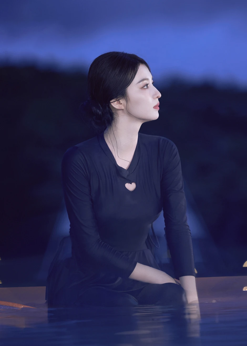 Bộ đồ bơi mỏng tang, o ép khiến Vương Sở Nhiên bị dòm ngó trên sóng truyền hình