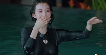 Bộ đồ bơi mỏng tang, o ép khiến Vương Sở Nhiên bị dòm ngó trên sóng truyền hình