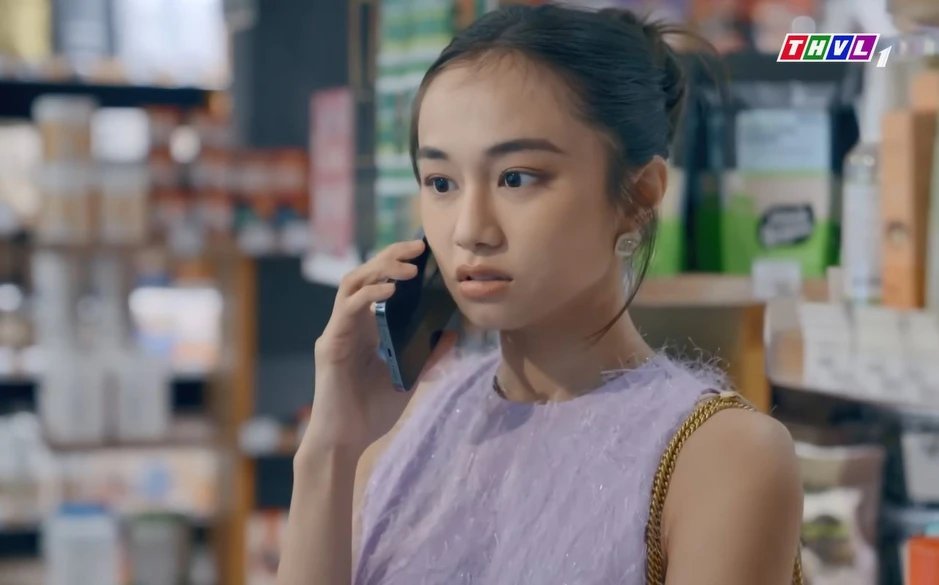 Bóng Ma Hạnh Phúc lộ hạt sạn ngớ ngẩn vô cùng Bóng Ma Hạnh Phúc lộ hạt sạn ngớ ngẩn vô cùng