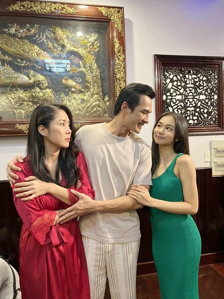 Bóng Ma Hạnh Phúc lộ hạt sạn ngớ ngẩn vô cùng Bóng Ma Hạnh Phúc lộ hạt sạn ngớ ngẩn vô cùng