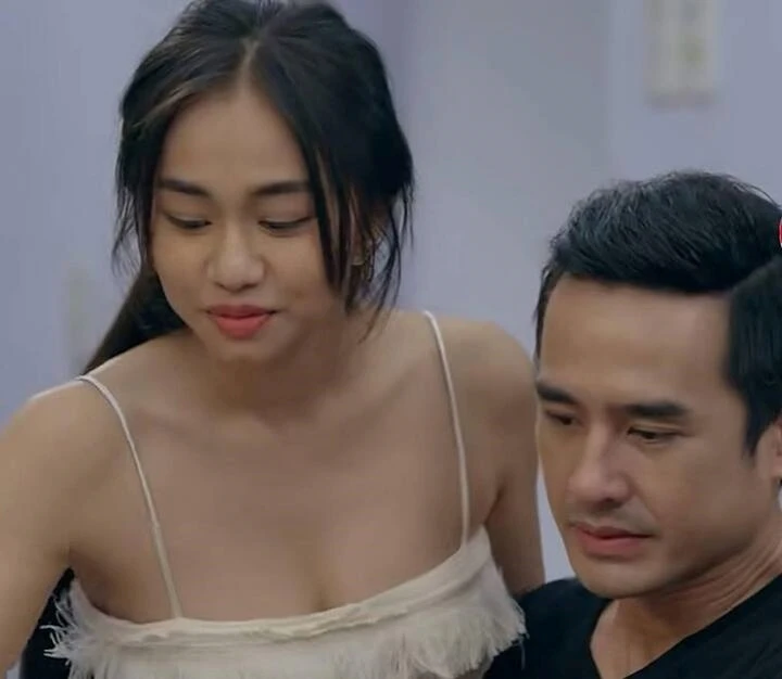 Bóng Ma Hạnh Phúc lộ hạt sạn ngớ ngẩn vô cùng Bóng Ma Hạnh Phúc lộ hạt sạn ngớ ngẩn vô cùng