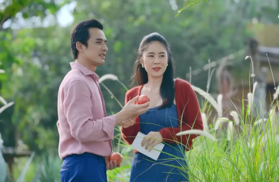 Bóng Ma Hạnh Phúc lộ hạt sạn ngớ ngẩn vô cùng Bóng Ma Hạnh Phúc lộ hạt sạn ngớ ngẩn vô cùng
