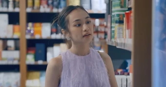 Bóng Ma Hạnh Phúc lộ hạt sạn ngớ ngẩn vô cùng