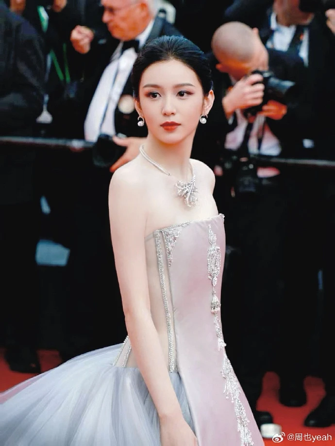 Bức ảnh xứng đáng phong thần của Châu Dã ở Cannes