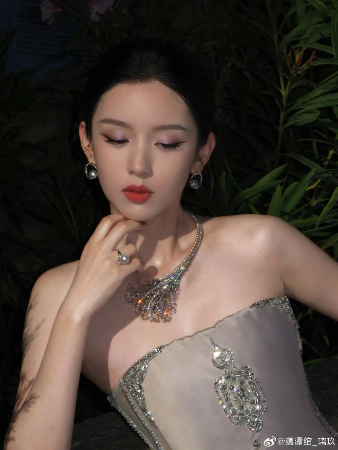 Bức ảnh xứng đáng phong thần của Châu Dã ở Cannes