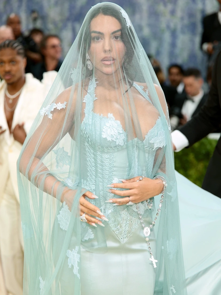 Cách Georgina Rodriguez biến danh xưng "bạn gái CR7" thành thương hiệu triệu đô: Khi Lọ Lem biết tự đúc vương miện