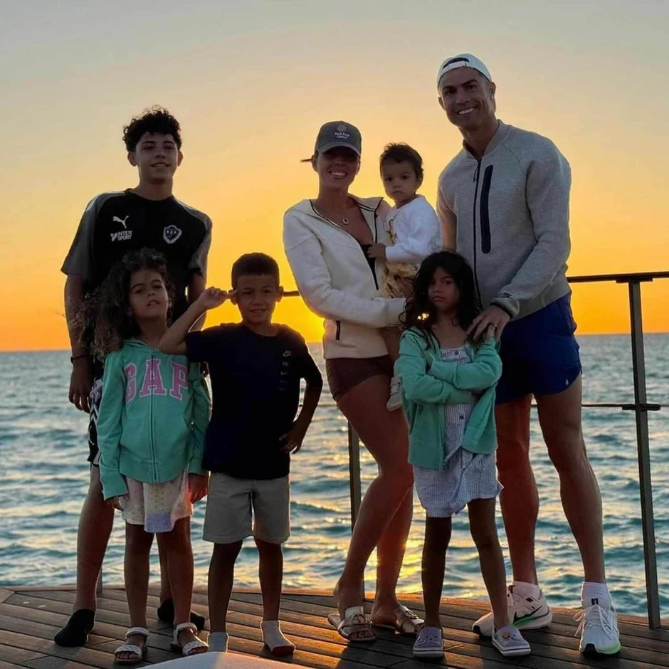 Cách Georgina Rodriguez biến danh xưng "bạn gái CR7" thành thương hiệu triệu đô: Khi Lọ Lem biết tự đúc vương miện