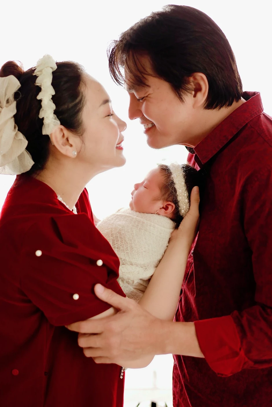 Cao Minh Đạt phụ vợ kém 8 tuổi bán nước hoa, 51 tuổi nuôi con mọn