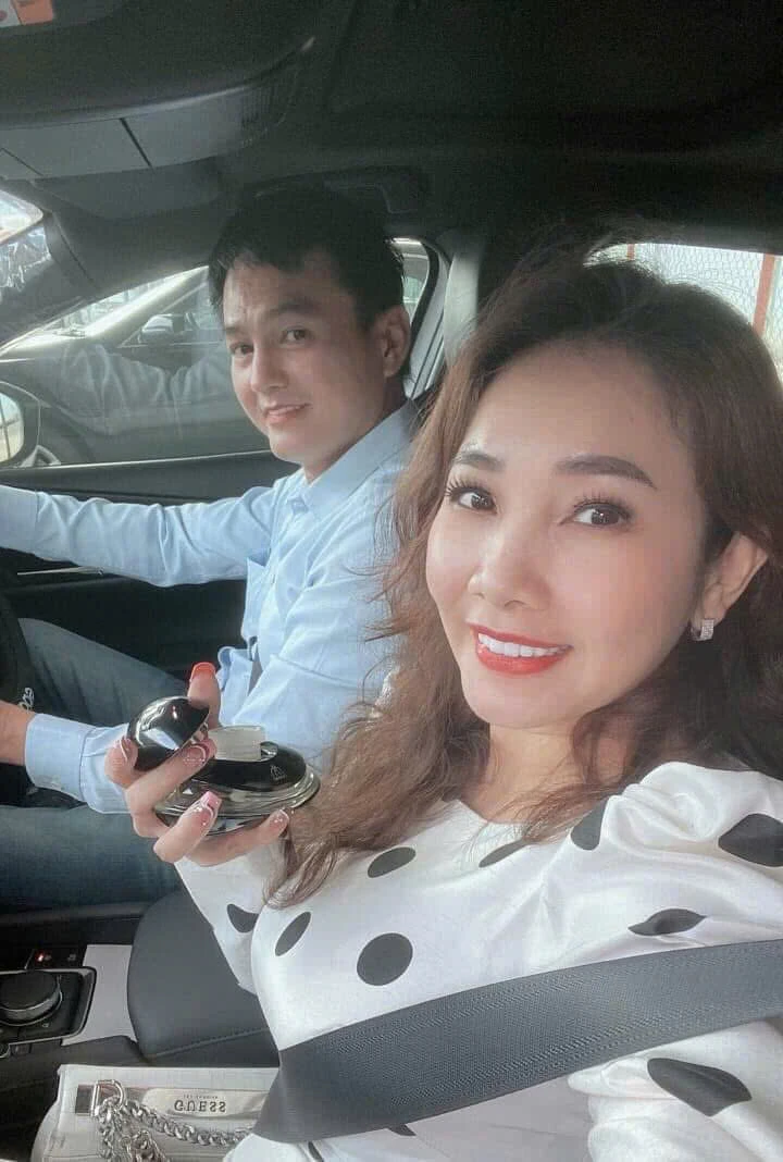 Cao Minh Đạt phụ vợ kém 8 tuổi bán nước hoa, 51 tuổi nuôi con mọn