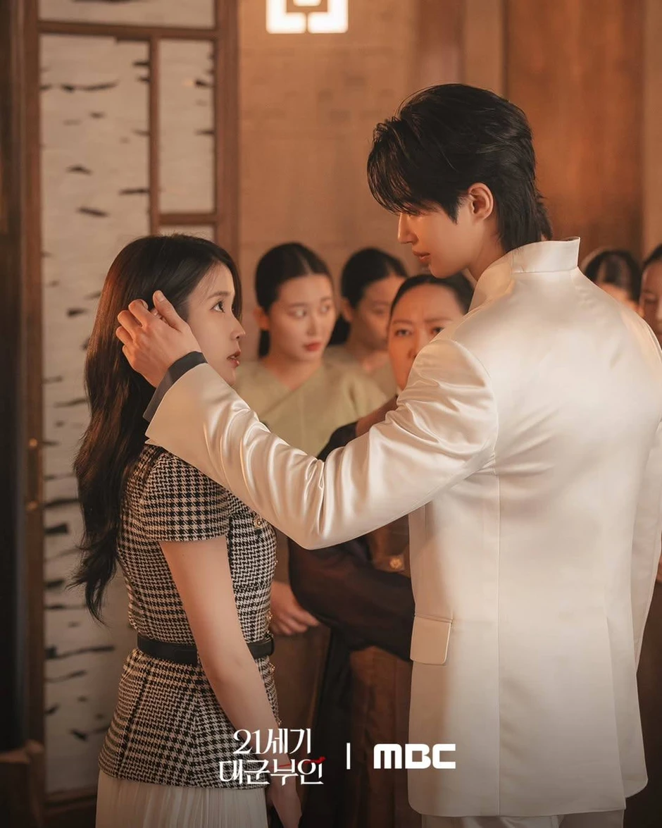 Cặp đôi Perfect Crown chạm môi là MXH bùng nổ Cặp đôi Perfect Crown chạm môi là MXH bùng nổ
