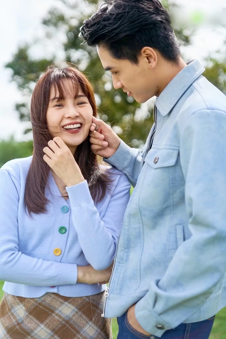 Cặp sao Vbiz lộ bằng chứng hẹn hò vì hành động thân mật
