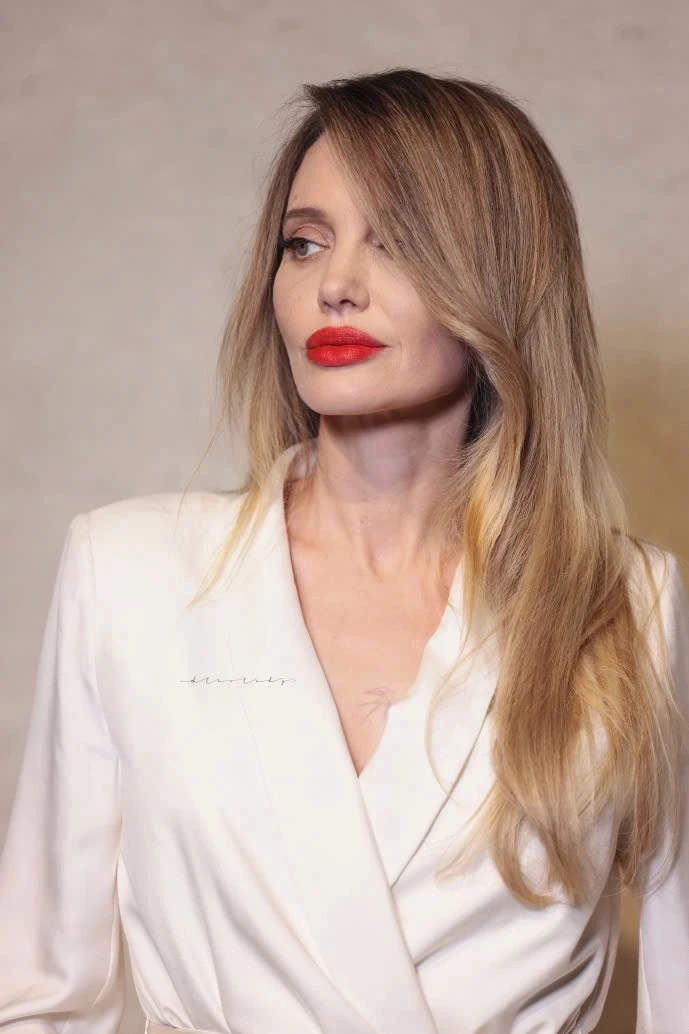 Chẳng ai muốn tin đây là Angelina Jolie