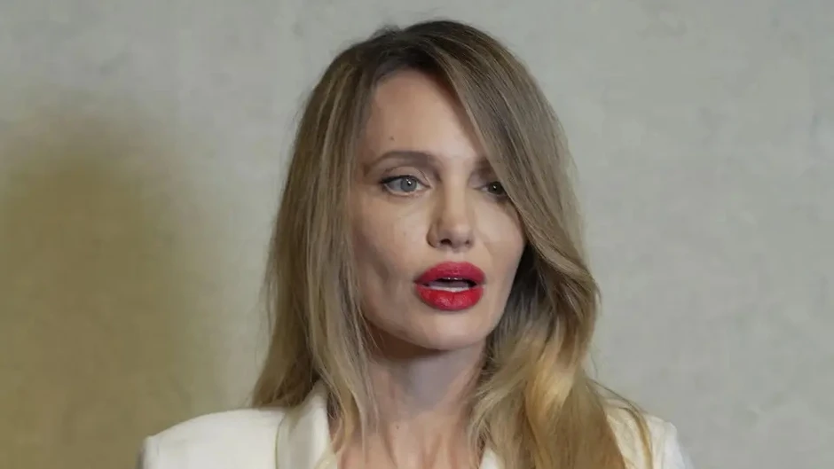Chẳng ai muốn tin đây là Angelina Jolie