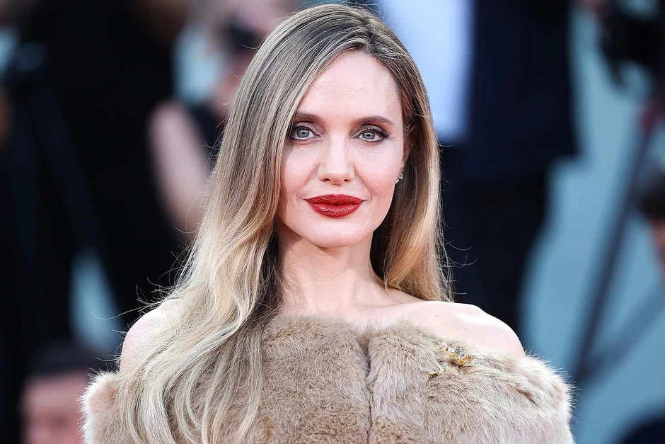 Chẳng ai muốn tin đây là Angelina Jolie