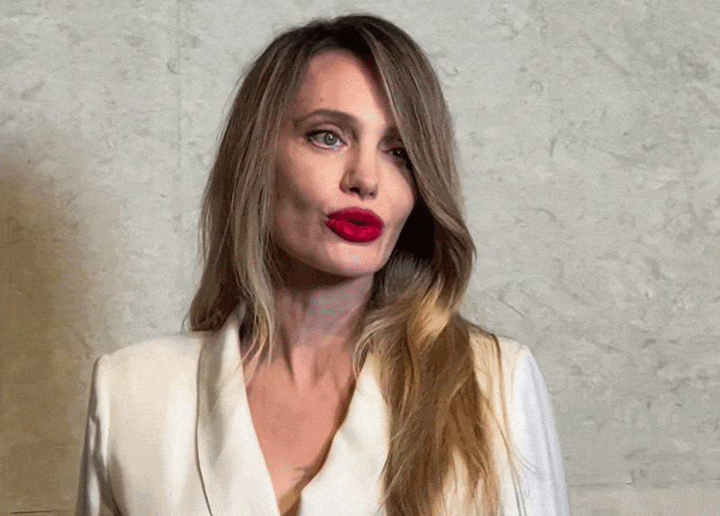 Chẳng ai muốn tin đây là Angelina Jolie