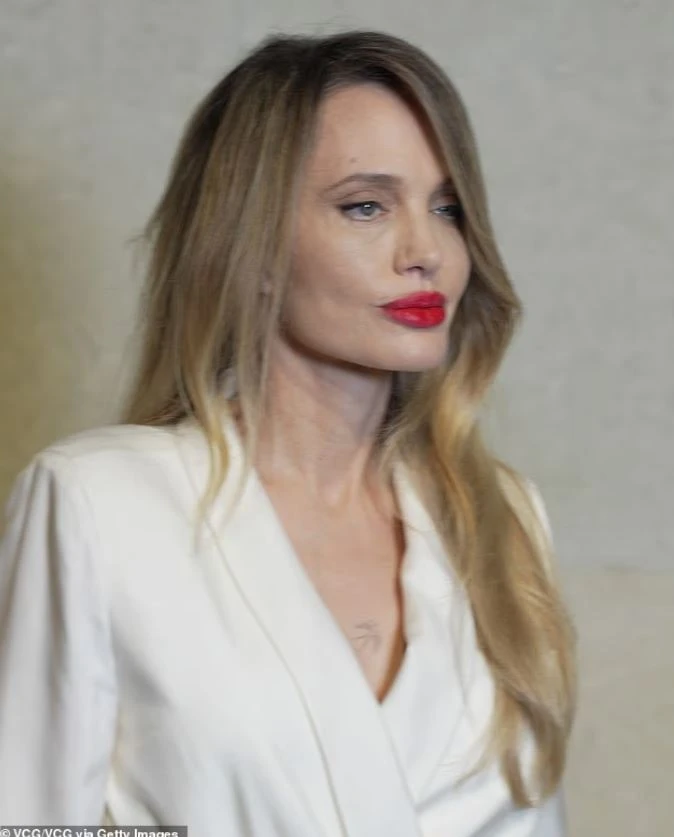 Chẳng ai muốn tin đây là Angelina Jolie