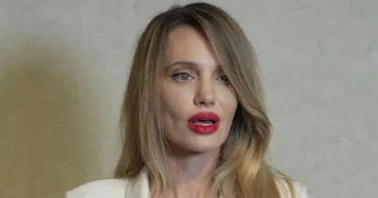 Chẳng ai muốn tin đây là Angelina Jolie