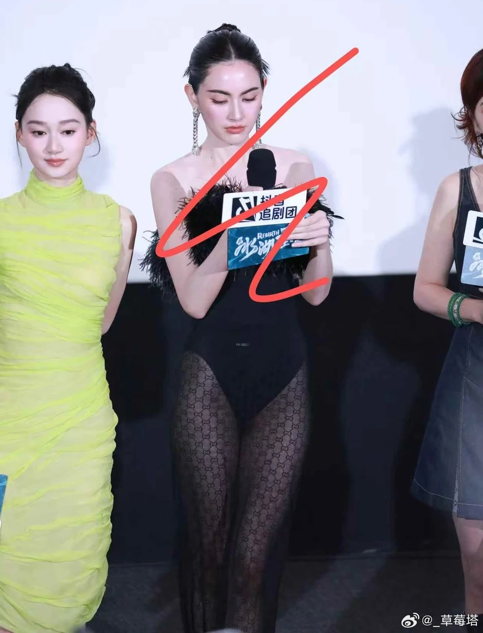 Chiếc váy mỏng tang, mặc như không mặc khiến nữ diễn viên bị mắng “không biết xấu hổ”