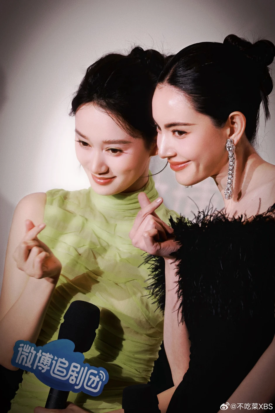 Chiếc váy mỏng tang, mặc như không mặc khiến nữ diễn viên bị mắng “không biết xấu hổ”
