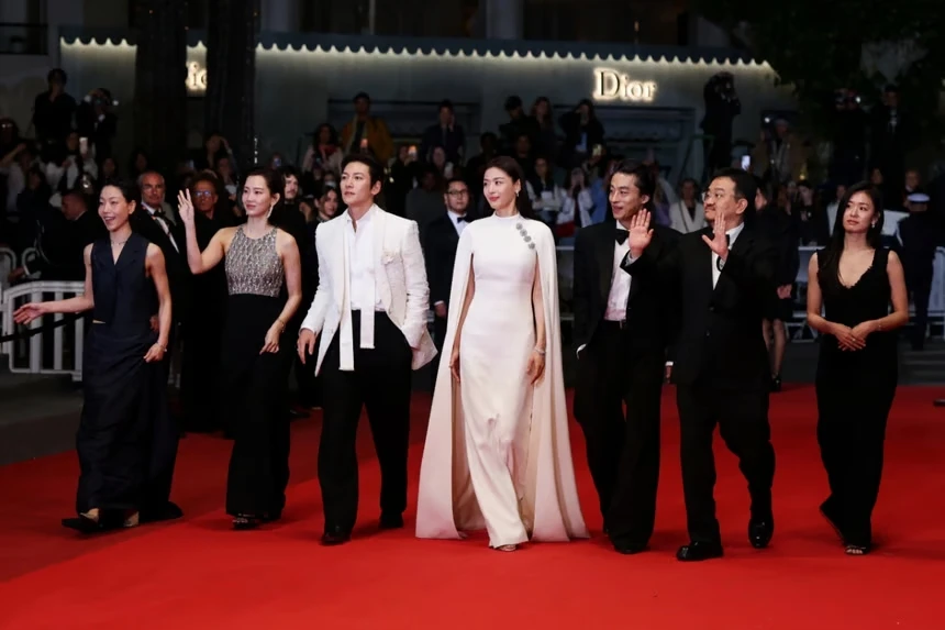 Chiếu nửa đêm mà Colony vẫn làm Cannes dậy sóng