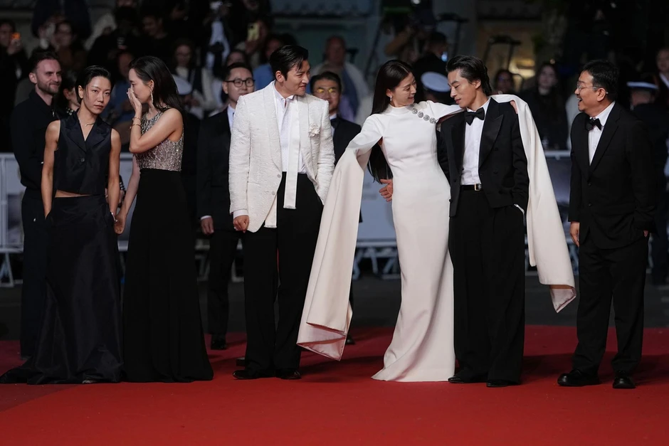 Chiếu nửa đêm mà Colony vẫn làm Cannes dậy sóng