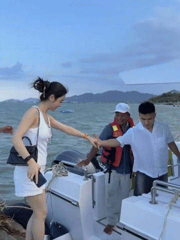 Chu Thanh Huyền trắng phát sáng khi gia nhập đường đua bikini hè, vóc dáng nóng bỏng bên Quang Hải