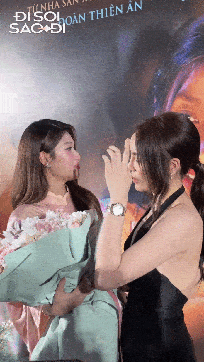 Clip hot: Kỳ Duyên chắp tay lạy khán giả trên thảm đỏ vì bị ép làm 1 việc xấu hổ vô cùng